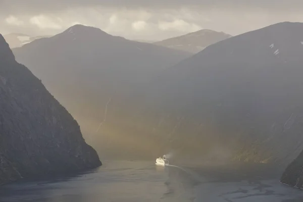 Paesaggio fiordo norvegese. Viaggio in crociera. Viaggi Norvegia — Foto Stock