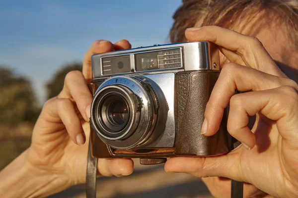 Woman taking pictures with vintage camera. Travel — Stock Photo, Image