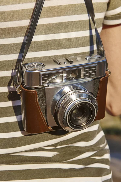 Touristin mit Oldtimer-Kamera auf dem Land. Reisehintergrund — Stockfoto