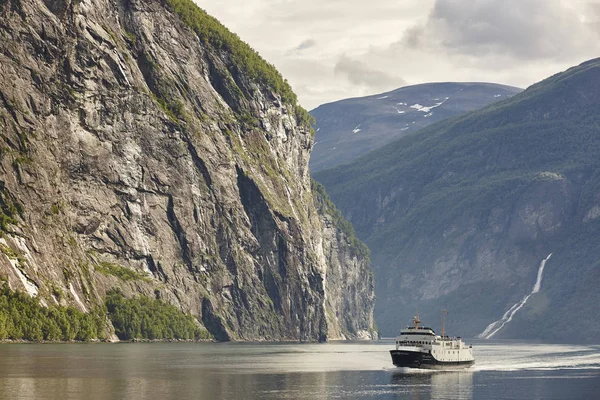 Krajobraz norweskiego fiordu. Storfjorden. Hellesylt, Geiranger cru — Zdjęcie stockowe