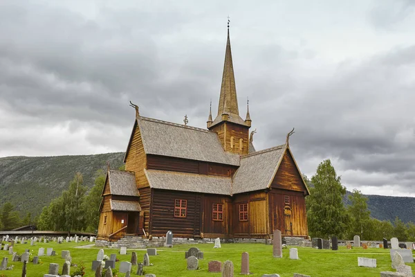 Lom middelalderlige stave kirke. Vikingesymbol. Norsk arv . - Stock-foto