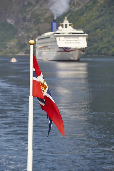 ノルウェーの国旗。ノルウェー フィヨルドの風景のクルーズです。旅行の背景 — ストック写真