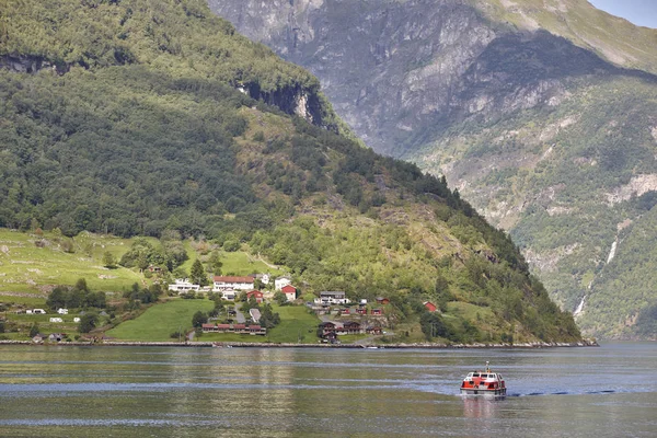 Paisaje de fiordos noruego. Viaje en barco. Viajes Noruega — Foto de Stock