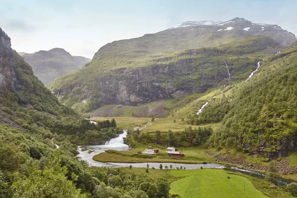 Norwegische Berglandschaft mit Tal. Tourismus. horizontal — Stockfoto