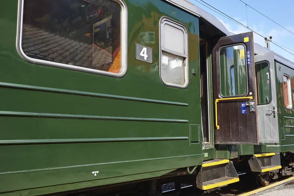 Flam vagón de tren en Noruega. Destacado turismo noruego. Ferrocarril — Foto de Stock