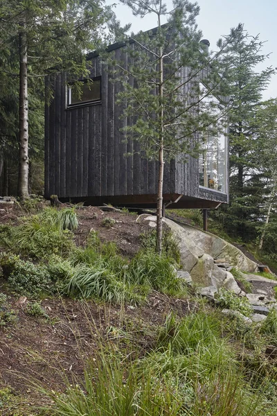 Noorse moderne houten hut in het bos. Tubakuba. Bergen-ar — Stockfoto