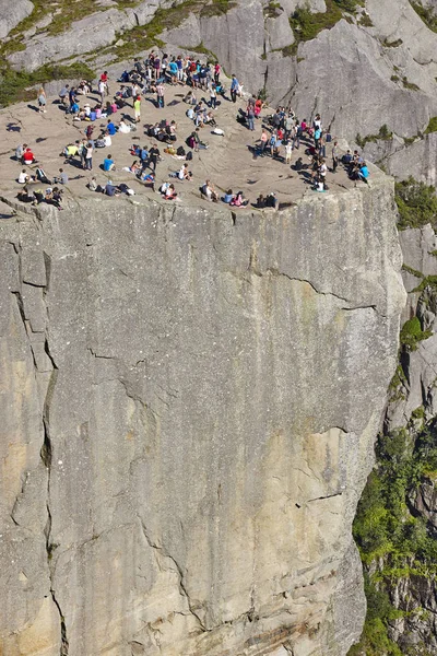 Norský fjord krajina. Preikestolen oblast. Norsko mezník na — Stock fotografie