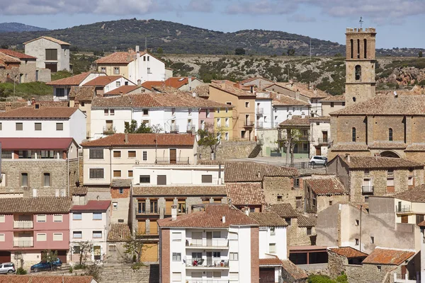 Picturesque village in Spain with stone church. Albentosa, Terue — Stock Photo, Image