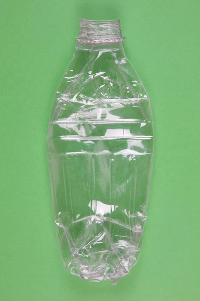 Bouteille en plastique broyé avec fond vert. Poubelles recyclées . — Photo