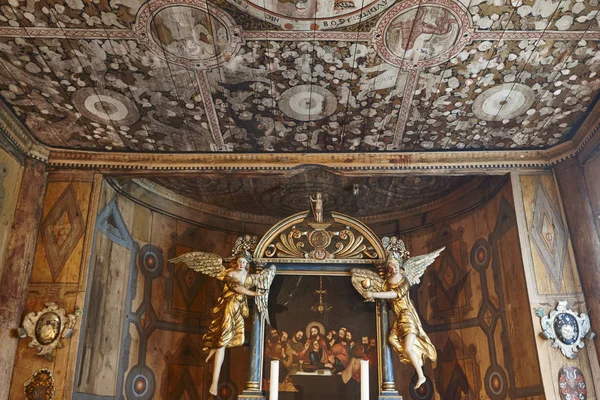 Lom medieval stave igreja interior. Telhado e altar. Património . — Fotografia de Stock