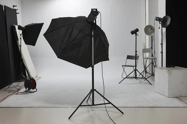 Professional photographic studio set with flashlights and white — Stock Photo, Image