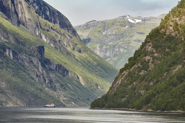Norwegische Fjordlandschaft. hellesylt, geiranger travel rou — Stockfoto