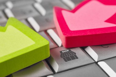 Online alışveriş. Dükkanı simgesi okları olan bir bilgisayarda