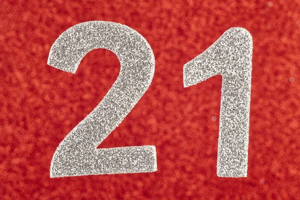 Αριθμός είκοσι ένα ασημένιο πάνω σε κόκκινο φόντο. Επέτειος. HOR — Φωτογραφία Αρχείου