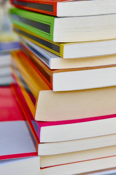 Des livres colorés empilés. Formation et apprentissage. Scho ! — Photo