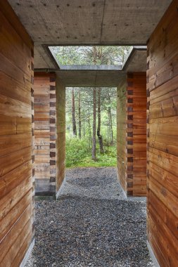 Norveç dinlenme alanı ormanın içine. Turizm Norveç. Manzara. 