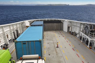 Kamyon ile Norveç feribot ayrıntılı. Ulaşım. Atlantik Oce