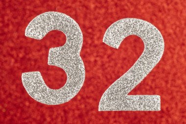 Otuz iki gümüş rengi kırmızı bir arka plan üzerinde numara. Anniversar