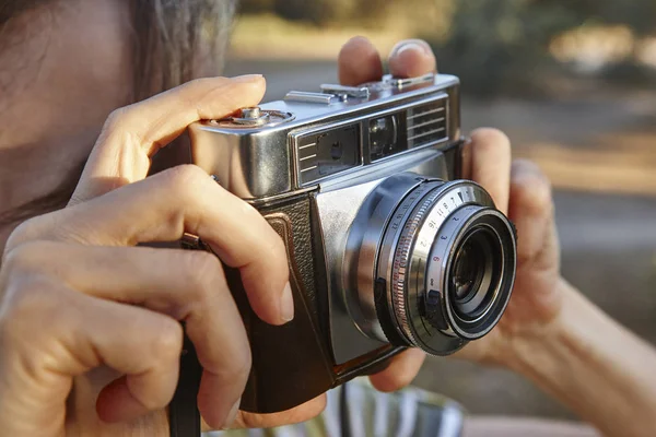 Kvinna att ta bilder med vintage kamera. Resor bakgrund. — Stockfoto