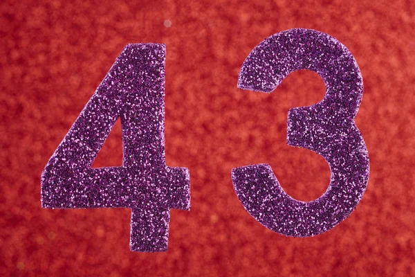 Numer czterdzieści trzy kolor fioletowy, na czerwonym tle. Anniversa — Zdjęcie stockowe