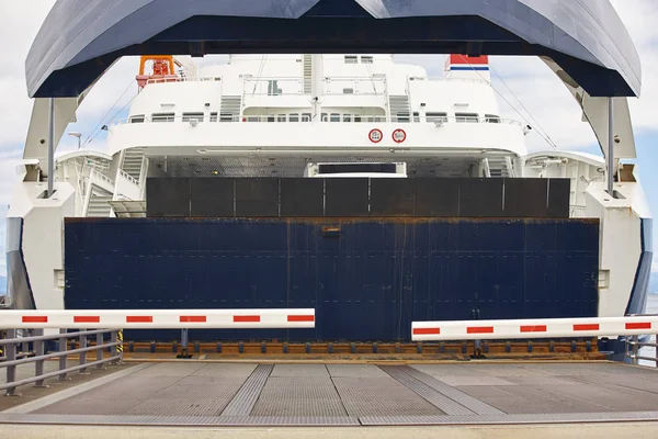 Norský automobilový trajekt přistane v přístavu. Uzavřené bariéra. — Stock fotografie