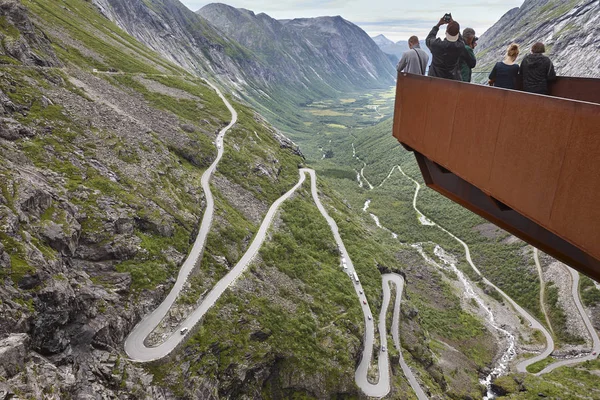 Camino de montaña noruego. Trollstigen. Punto de vista turístico de Noruega . — Foto de Stock