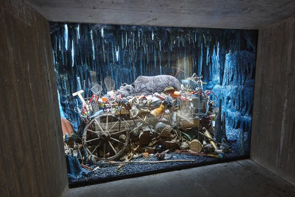 Basura en una cueva artificial. Reciclar. Planeta verde. Países Bajos — Foto de Stock