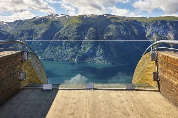 Noorse fjord landschap. Stegastein oogpunt. Aurland. Bezoek — Stockfoto