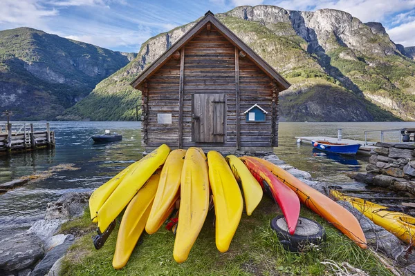 ノルウェーのカヌー。木製キャビンとフィヨルドの風景。Recreatio — ストック写真