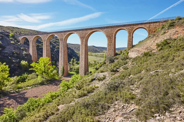 Viaduto de pedra em Albentosa, Teruel. Espanha. Caminho verde . — Fotografia de Stock