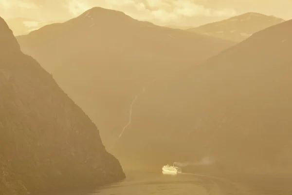 Norska fjorden landskap i gryningen. Flodkryssning resa. Resor Norge — Stockfoto