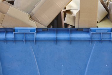 Kağıt karton kutular ile mavi geri dönüşüm kapsayıcısı