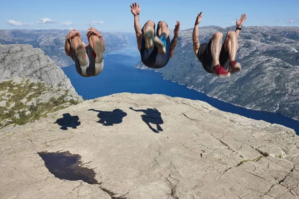 Můstků na skále Preikestolen. Norsko mezník. Úžasné fotografie — Stock fotografie