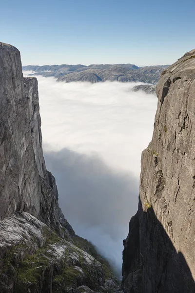 Fiordo noruego paisaje nublado. Área de Lysefjorden. Noruega adven —  Fotos de Stock