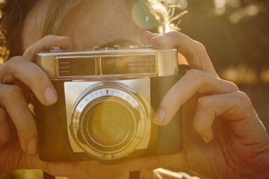 Kadın vintage fotoğraf makinesi ile fotoğraf çekmek. Seyahat 
