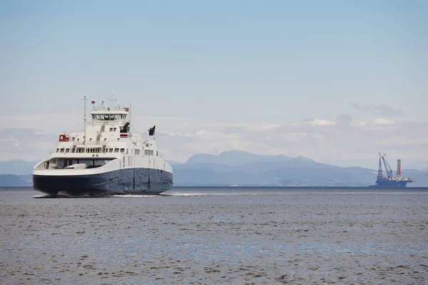 Petrol ve gaz deniz platformu ve cruise. Enerji endüstrisi. Petrol 