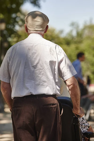 Old man driving his wife on a wheelchair. Healthcare — Stock Photo, Image