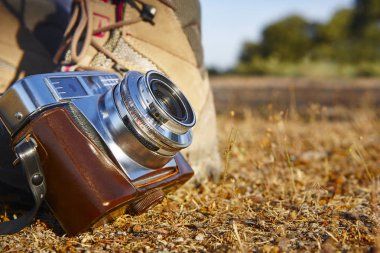 Yere yürüyüş ayakkabıları ile vintage fotoğraf makinesi. Seyahat 