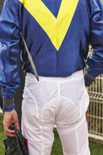 Detalle de jockey después de la carrera. Fondo del hipódromo. Caballo de carreras . —  Fotos de Stock