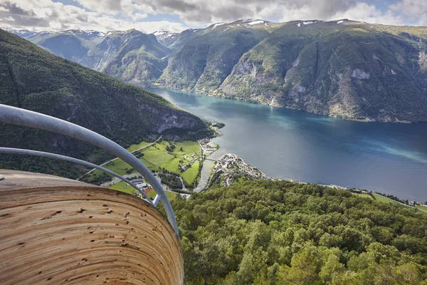 Noorse fjord landschap. Stegastein oogpunt. Aurland. Bezoek — Stockfoto