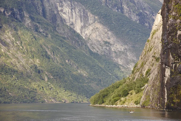 Paisagem rochosa do fiorde norueguês. Hellesylt, Geiranger viagem rou — Fotografia de Stock