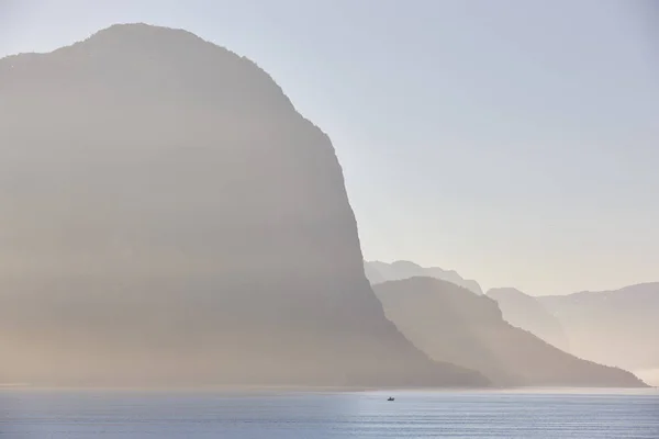 Paisagem fiorde norueguesa nascer do sol. Solitude do pescador . — Fotografia de Stock