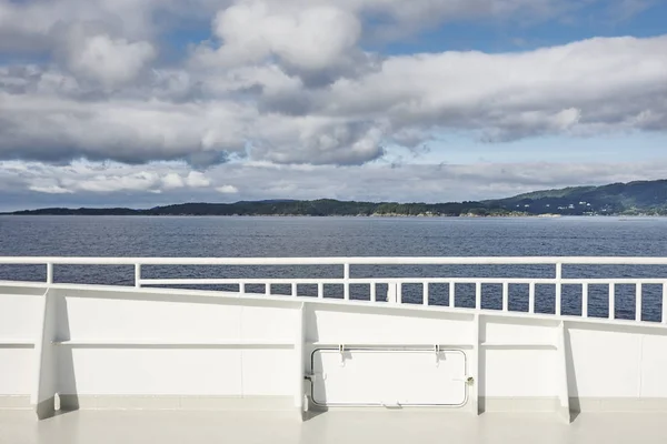 Norwegian cruise handrail detail. Fjord landscape. Summer holida — Stock Photo, Image