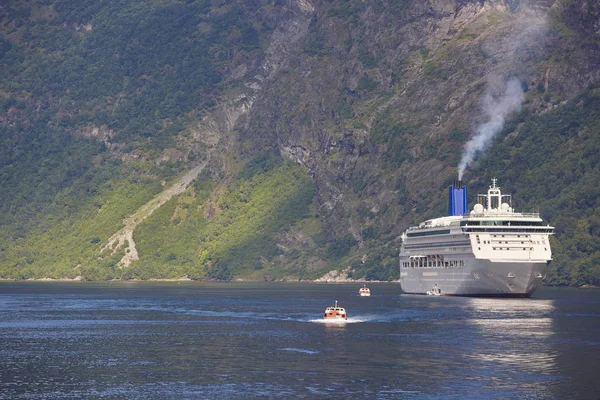 Paysage du fjord norvégien. Voyage en croisière. Visite en Norvège . — Photo