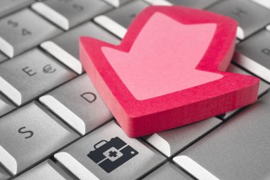 Online tıbbi hizmet. Sağlık destek kutsal kişilerin resmi üstünde bir bilgisayar 