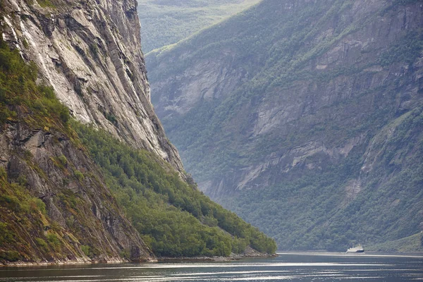 Norwegian fjord landscape. Hellesylt, Geiranger cruise travel. — Stok fotoğraf