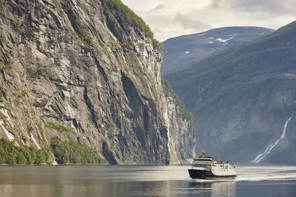 Krajobraz norweskiego fiordu. Storfjorden. Hellesylt, Geiranger cru — Zdjęcie stockowe