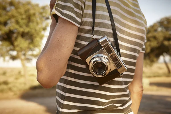 Reisende mit Oldtimer-Kamera auf dem Land. Reisehintergrund — Stockfoto