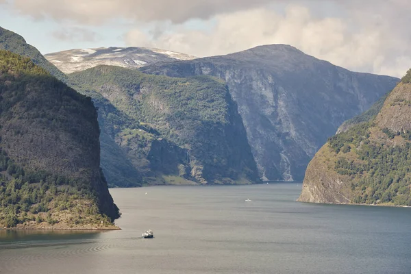 Paisaje tradicional de fiordos noruegos con montañas y agua . — Foto de Stock