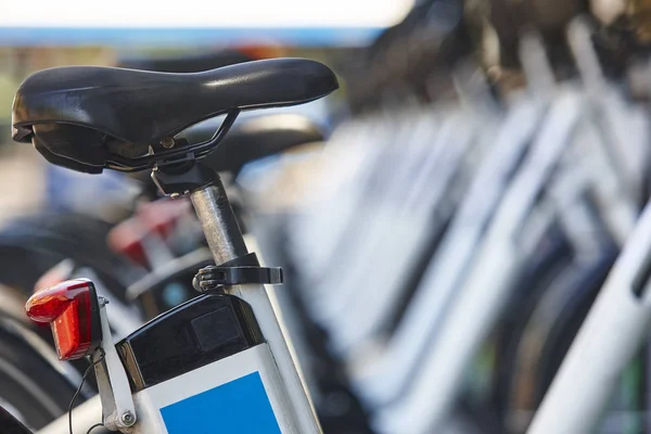 Elektrische fietsen op een parking. Batterijen opladen. Hernieuwbare Ono — Stockfoto